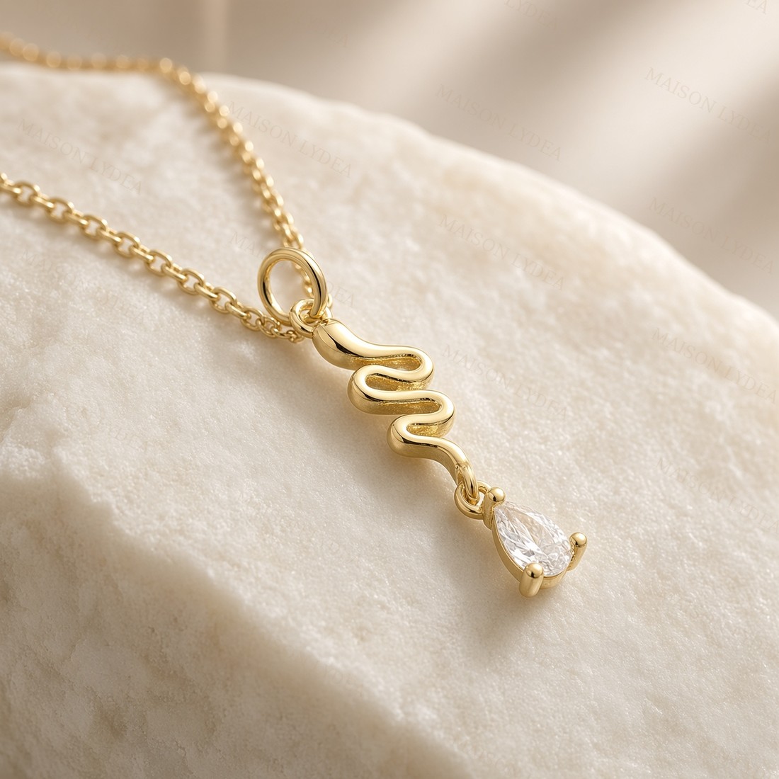 Collier Ornée D'un Joli Pendentif